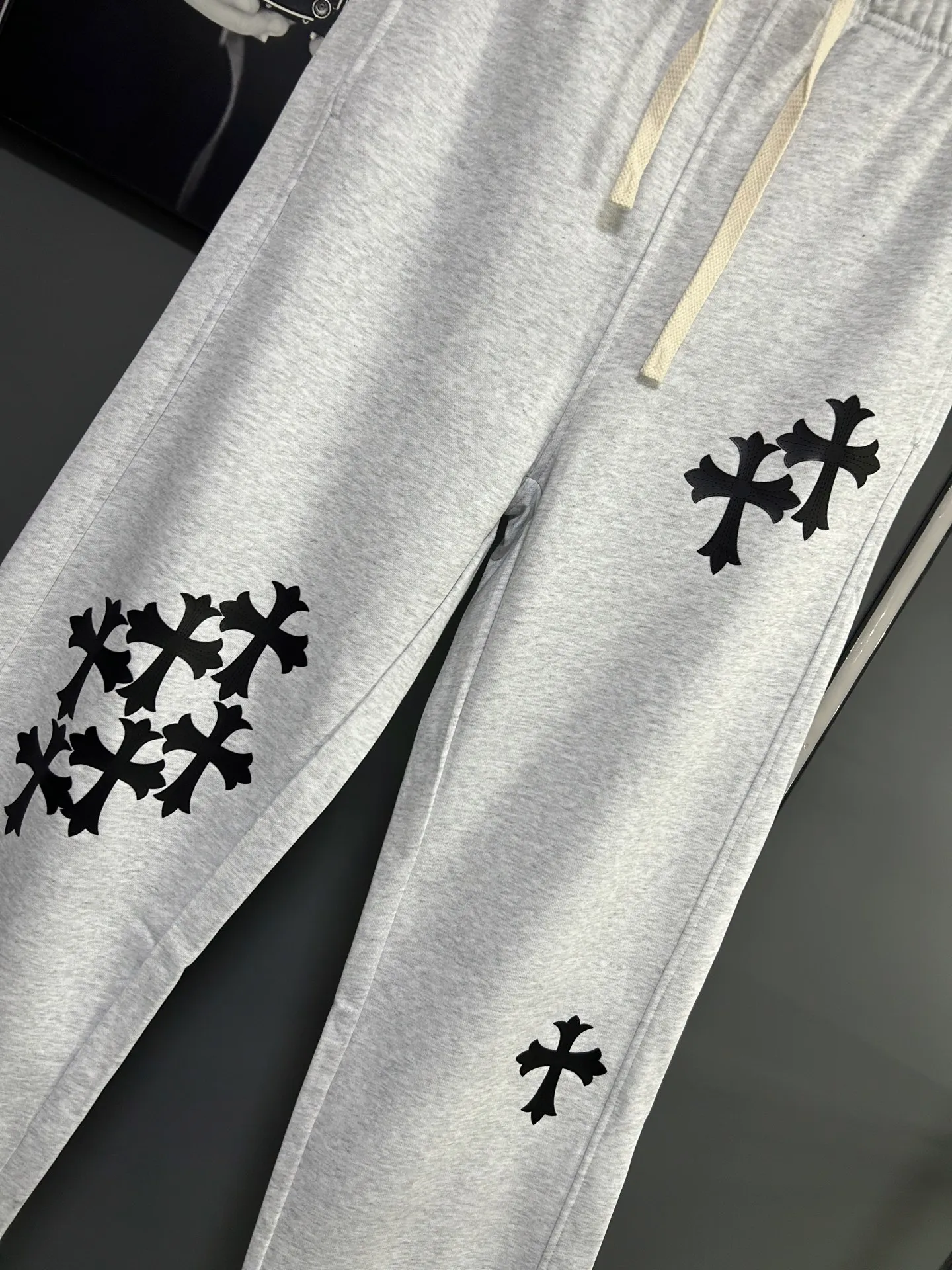 P220 Chrome Hearts 25 new colorful cross-mark loose straight trousers 2025 autumn and winter new embroidered elastic band casual trousers, customized fabrics at the counter. Made of 400g high-version terry fabric, with high breathability and comfort, impeccable details, no pilling and no deformation, brand element design concept, reflecting high quality. It feels delicate and soft! It presents casual tailoring, the same style for men and women, and the upper body shape is awesome! Size: S M L XL Color: Gray